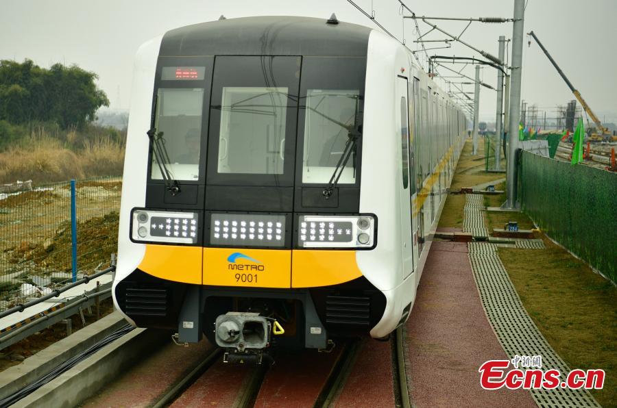 A driverless train on the Metro Line 9 in Chengdu City, Sichuan Province, Feb. 19, 2019. The automated train, which is 185 meters long and three meters wide, can carry up to 3,496 passengers. (Photo: China News Service/Liu Zhongjun)