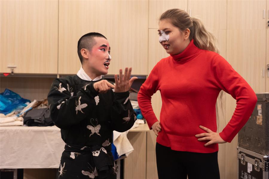 A Kunqu artist talks to a foreign student.  (Photo/chinadaily.com.cn)