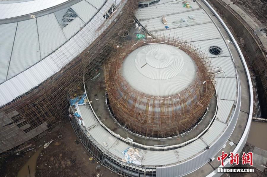 An aerial photo shows the Shanghai Planetarium on Feb. 20, 2019. All of the main steel structure projects of the Shanghai Planetarium were completed on Tuesday. Located in Lingang in Pudong New Area, the Shanghai Planetarium will be the world\'s largest with a total area of 38,164 square meters when it officially opens in 2020. The main idea behind the design of the planetarium is influenced by astronomical principles like orbital motion. (Photo: China News Service/Zhang Hengwei)