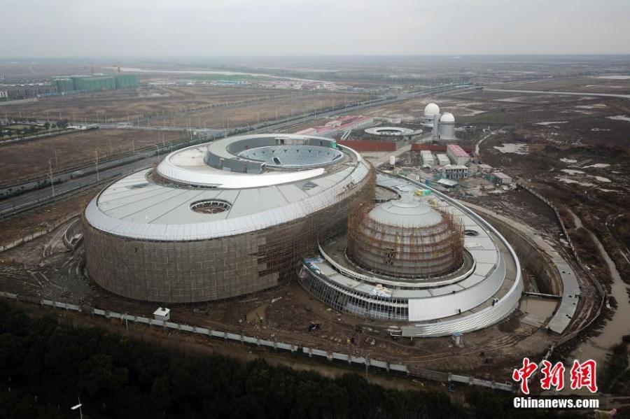 An aerial photo shows the Shanghai Planetarium on Feb. 20, 2019. All of the main steel structure projects of the Shanghai Planetarium were completed on Tuesday. Located in Lingang in Pudong New Area, the Shanghai Planetarium will be the world\'s largest with a total area of 38,164 square meters when it officially opens in 2020. The main idea behind the design of the planetarium is influenced by astronomical principles like orbital motion. (Photo: China News Service/Zhang Hengwei)