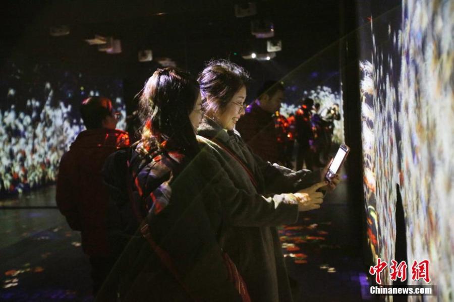 Visitors enjoy a light show on Central Avenue, a major shopping street in Harbin, Northeast China\'s Heilongjiang Province, Feb. 21, 2019. Combining technology with art, it offered interactive games for an immersive experience. (Photo: China News Service/Lyu Pin)