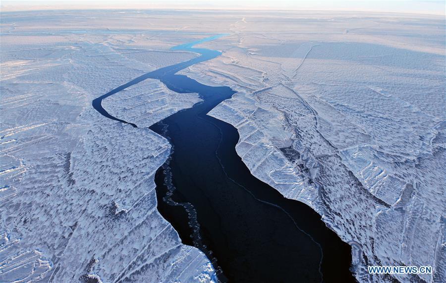 Aerial photo taken on Jan. 16, 2019 shows the frozen Qinghai Lake in northwest China\'s Qinghai Province. China\'s largest inland saltwater lake saw its water level rise 0.48 meters in 2018 as a result of increased rainfall, the local meteorological center said. Qinghai Lake, situated in northwest China\'s Qinghai Province, has been expanding since 2005. The water level rose to 3,195.41 meters at the end of last year, according to the Qinghai hydrology and water resources investigation bureau. Experts said the rising level of the lake could help increase the area\'s humidity and temperature, which contributes to the improvement of the region\'s wildlife habitat and ecosystem. (Xinhua/Zhang Hongxiang)