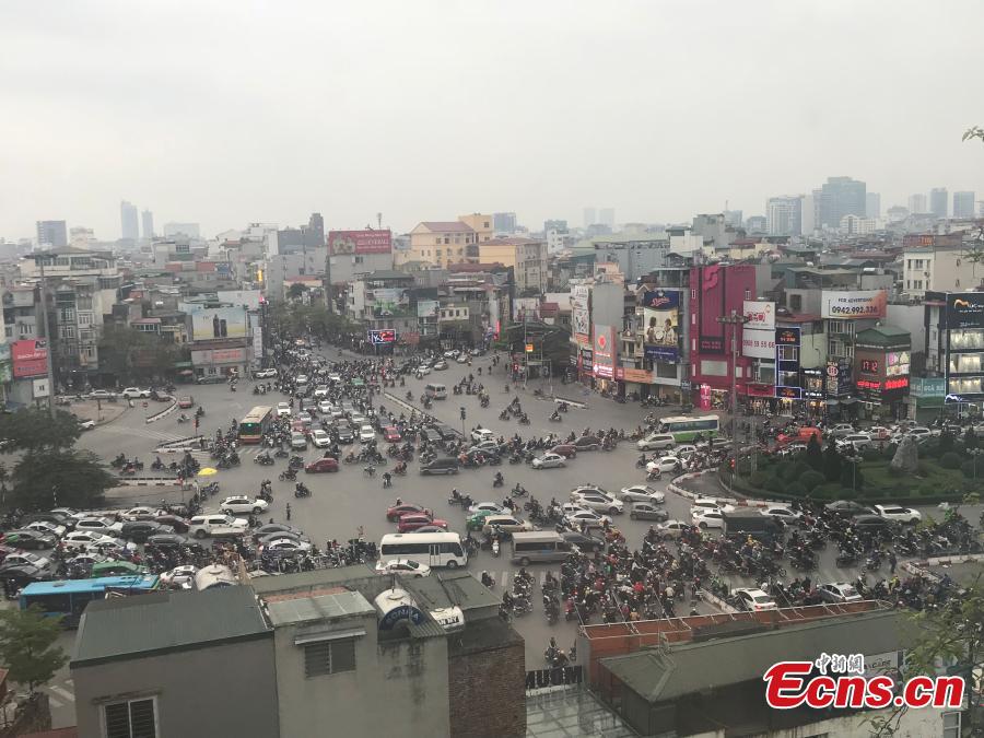 Photo taken on Feb 25 shows a busy road in Hanoi, Vietnam before Kim-Trump Summit. (Photo; China News Service/Meng Xiangjun)