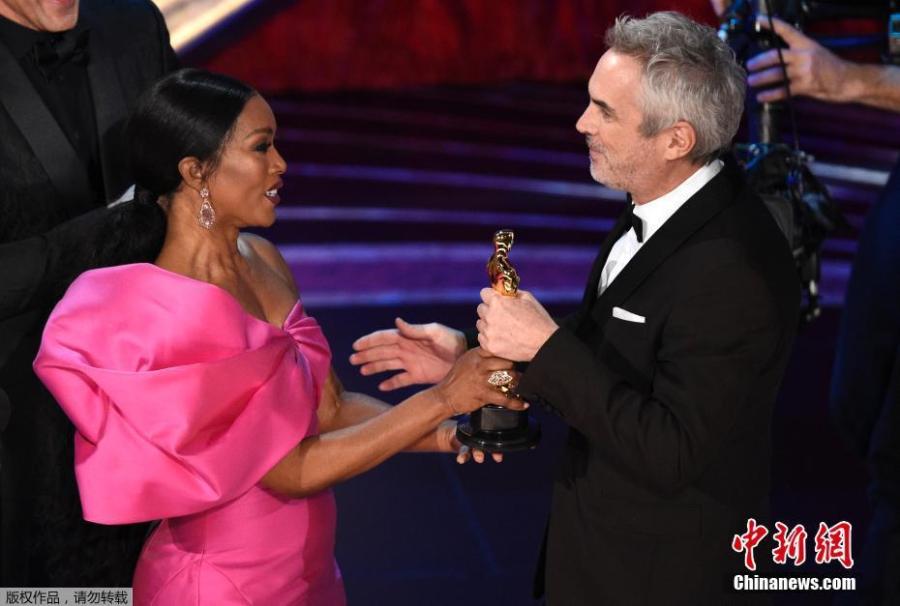 <?php echo strip_tags(addslashes(Alfonso Cuaron accepts the Foreign Language Film award for 