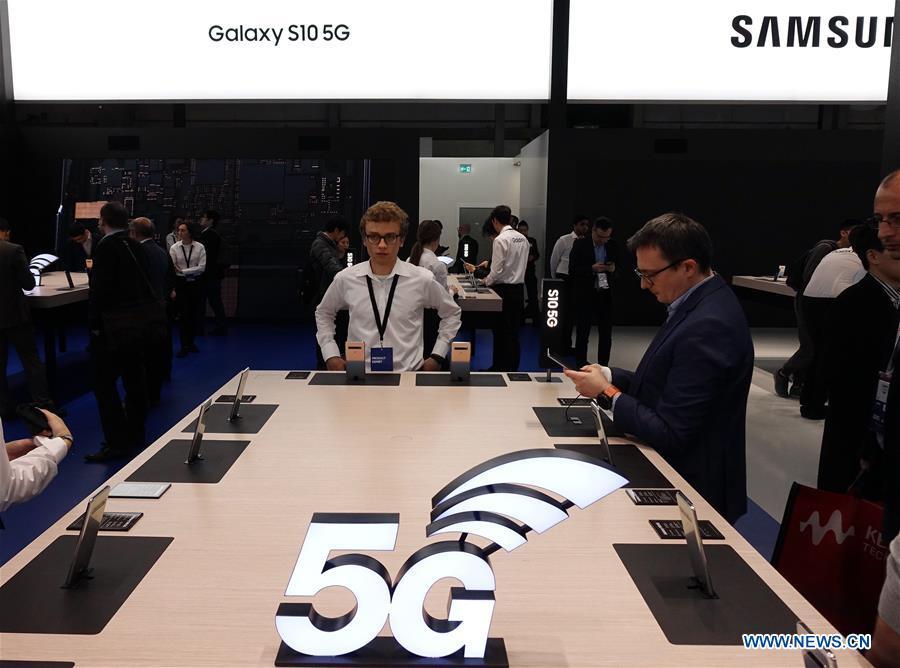 Samsung presents its Galaxy S10 5G cellphone at Mobile World Congress (MWC 2019) in Barcelona, Spain, Feb. 26, 2019. The four-day MWC 2019 opened its door on Monday, which presents the newest 5G products of the high-tech giants from all around the world. (Xinhua/Guo Qiuda)