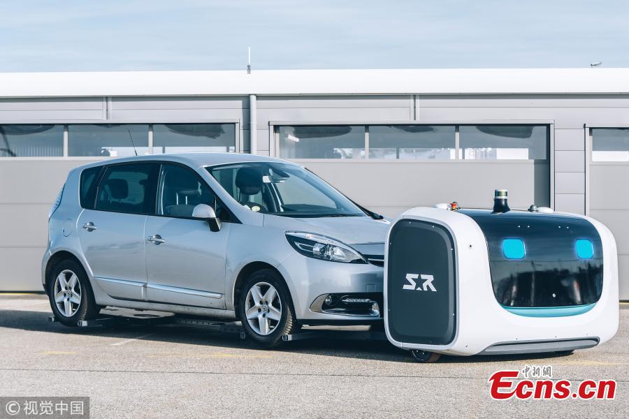 A fleet of toaster-shaped robot valets are set to be introduced at Gatwick Airport in London in August. They are able to automatically park holidaymakers\' cars so that more parking spaces at the airport can be saved.  (Photo/VCG)