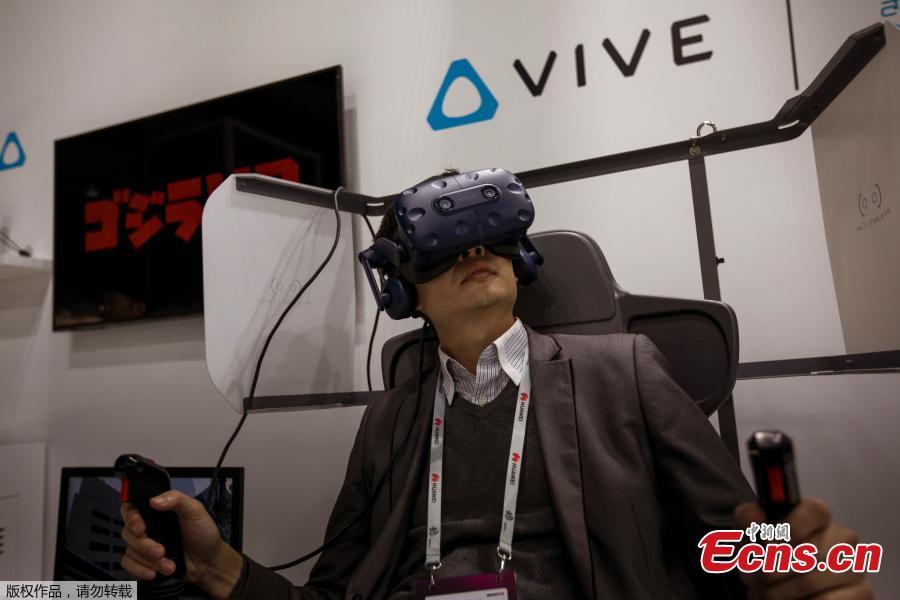 A visitor uses a VR gear of HTC-VIVE, at the Mobile World Congress wireless show, in Barcelona, Spain, Feb. 26, 2019. The annual Mobile World Congress (MWC) runs from 25-28 February in Barcelona, where companies from all over the world gather to share new products. (Photo/Agencies)