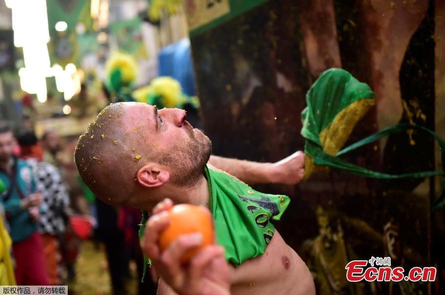A reveler takes part in a fight with oranges during an annual carnival battle in Ivrea, Italy, March 3, 2019. (Photo/Agencies)