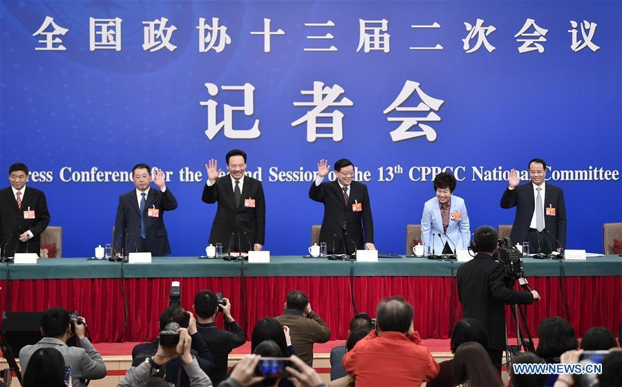 Li Wei, Qin Boyong, Chen Yulu, Wang Peian and Liu Bingjiang, members of the 13th National Committee of the Chinese People\'s Political Consultative Conference (CPPCC), attend a press conference on winning the three major battles of forestalling and defusing major risks, carrying out targeted poverty alleviation, and preventing and controlling pollution, for the second session of the 13th CPPCC National Committee in Beijing, capital of China, March 5, 2019. (Xinhua/Wang Peng)