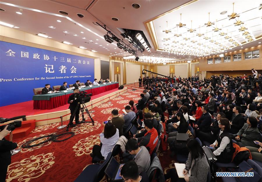 Li Wei, Qin Boyong, Chen Yulu, Wang Peian and Liu Bingjiang, members of the 13th National Committee of the Chinese People\'s Political Consultative Conference (CPPCC), attend a press conference on winning the three major battles of forestalling and defusing major risks, carrying out targeted poverty alleviation, and preventing and controlling pollution, for the second session of the 13th CPPCC National Committee in Beijing, capital of China, March 5, 2019. (Xinhua/Shen Bohan)