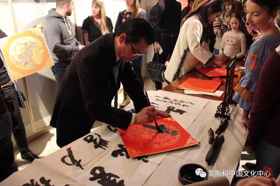 Russian visitors look at a Chinese calligraphy demonstration, Feb. 27, 2019. (Photo/Chinaculture.org)