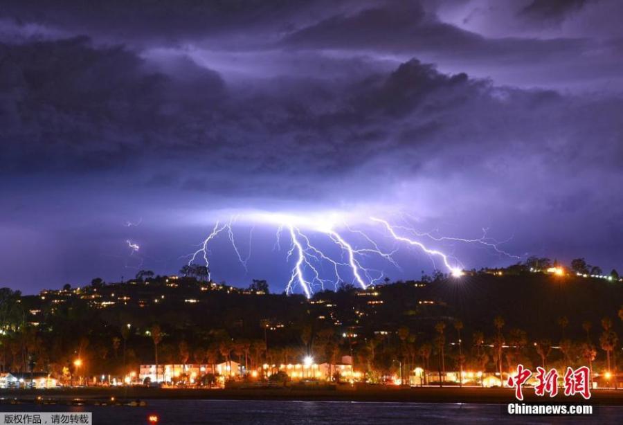 A series of lightning strikes lit up the sky above Stearns Wharf in Santa Barbara\'s harbor, March 5, 2019.   (Photo/Agencies)