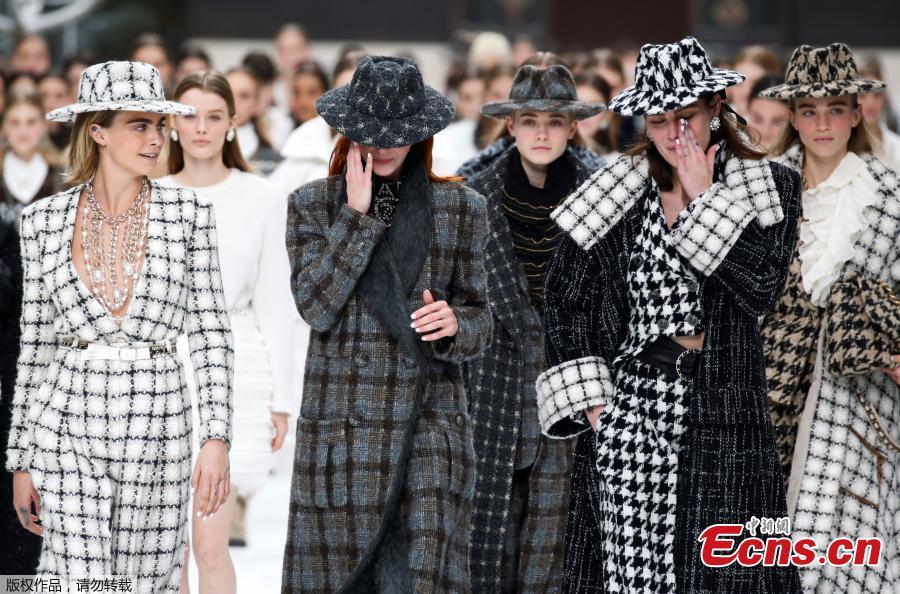 Models were moved to tears at the Fall/Winter 2019-2020 women\'s ready-to-wear collection show, at the Grand Palais, in Paris, March 5, 2019. The runway show was the last show created by Karl Lagerfeld, Chanel\'s longtime creative director and a fashion industry legend in his own right, who died in February at the age of 85.  (Photo/Agencies)