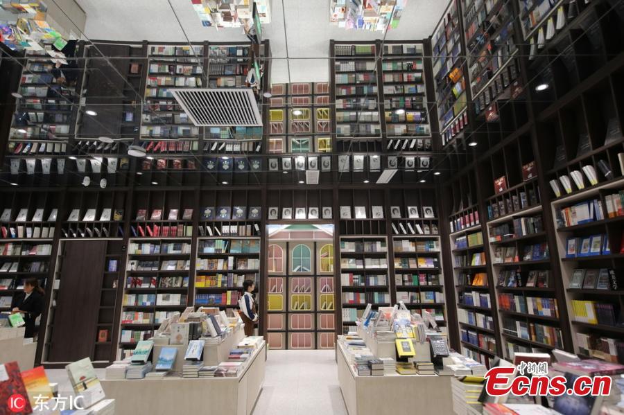 <?php echo strip_tags(addslashes(Photo taken on March 5, 2019 shows mirrors have been attached to the ceiling of a bookstore to create a special visual effect in Zhengzhou City, Central China's Henan Province. The unique interior design is attracting many visitors to the bookstore. (Photo/IC))) ?>