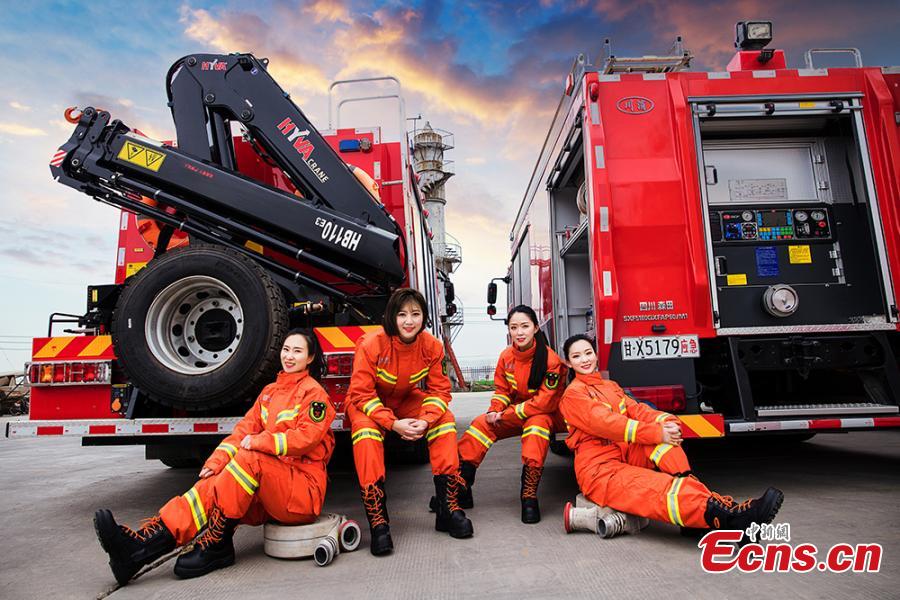 Female firefighters pose for a photo in Baiyin City, Northwest China\'s Gansu Province to mark International Women\'s Day. (Photo provided to China News Service)