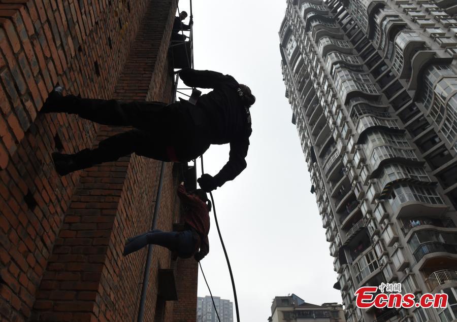 Members of a female special police taskforce of the Chongqing Public Security Bureau show their skills, including combat and firearm use, in an open day event on March 6, 2019, as part of activities to mark International Women\'s Day on March 8. (Photo: China News Service/Zhou Yi)