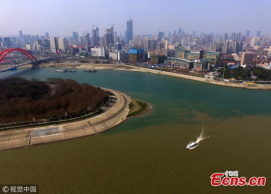 A view of the convergence of the Hanjiang River, which has clear water, and the Yangtze River, which appears to be muddy, in Hankou City, Central China\'s Hubei Province, March 7, 2019. (Photo/VCG)