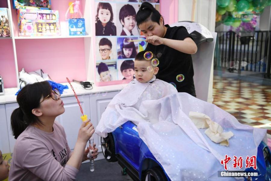 A boy gets a cute haircut in Changchun City, Jilin Province, March 8, 2019. March 8 marks traditional Chinese festival Long Tai Tou (dragon head raising), which refers to the start of spring and farming. During the festival, held on the second day of the second month of the lunar calendar, people play dragon lanterns, eat noodles, shave their hair, and pray for luck. (Photo: China News Service/Zhang Yao)