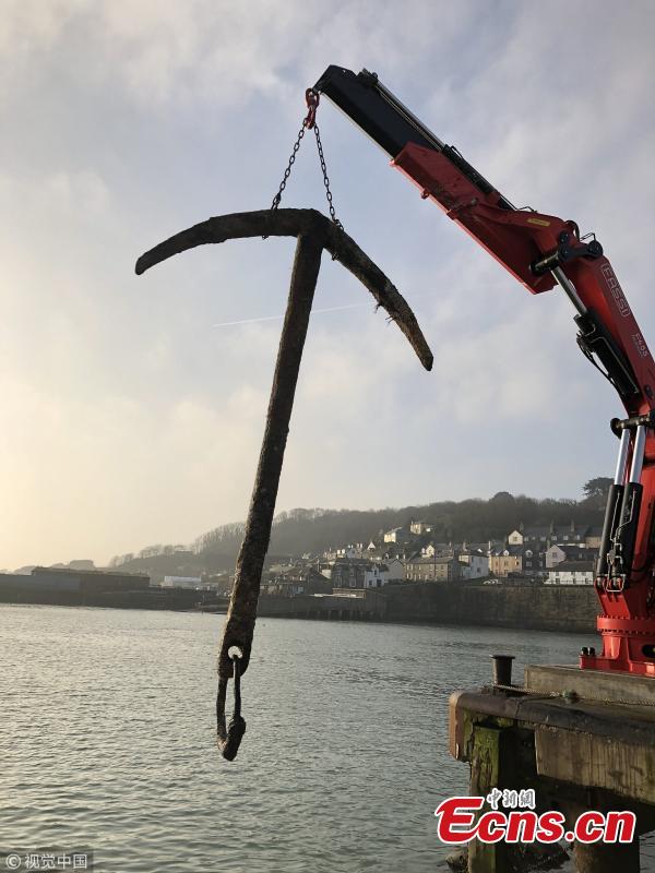 An anchor brought up in a trawler\'s fishing nets off the coast of the U.K. is reportedly from a 17th-century shipwreck. The anchor is believed to be from the Merchant Royal, which has been described as one of Britain\'s richest wrecks, carrying cargo worth around $10.5 million.(Photo/VCG)