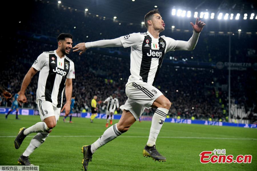 Juventus\'s Cristiano Ronaldo (R) celebrates after scoring during the UEFA Champions League round 16 second leg match between Juventus and Atletico Madrid in Turin, Italy, Mar.12, 2018. Juventus won 3-0. (Photo/Agencies)