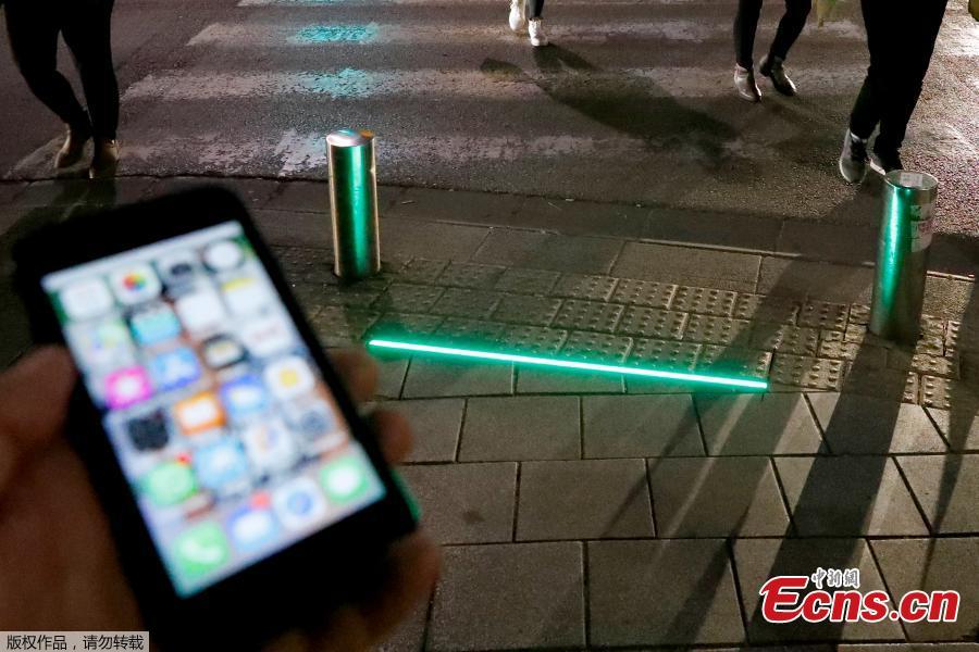 Photo taken on March 13, 2019 shows LED ground-level lights are installed at pedestrian crossings in Tel Aviv, Israel, designed to warn pedestrians who are too distracted by their smartphones to bother looking at the road. The LED floor lighting changes color at the same time as regular eye-level lights.(Photo/Agencies)