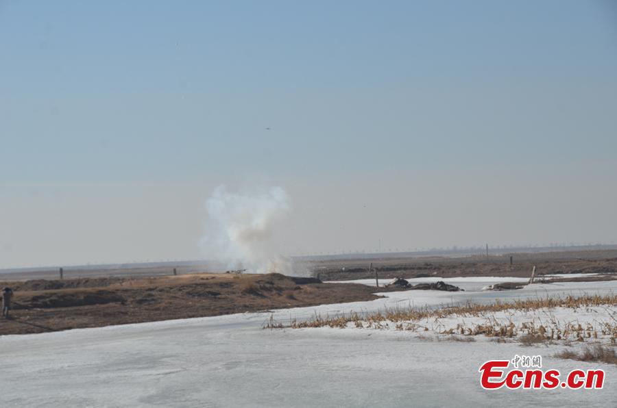 A drill is held to practice ice-clearing methods to be used both in the Yellow River and on ground in Baotou City, North China\'s Inner Mongolia Autonomous Region, March 13, 2019. The region\'s Flood Control and Drought Relief Office deployed bomber, hovercraft and drone in the drill. (Photo: China News Service/Zhang Linhu)