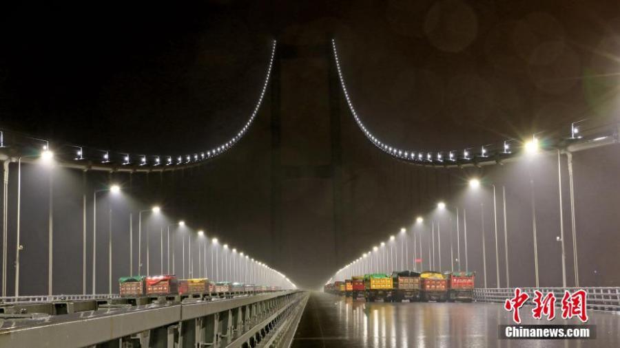 The No. 2 Humen Bridge undergoes a load test in south China\'s Guangdong Province. Lining Guangzhou and Dongguan cities, the bridge will open to the public on May 1 and is expected to reduce traffic in the core area of the Pearl River Delta, one of China\'s leading economic regions and a major manufacturing hub. (Photo: China News Service/Yue Lujian)