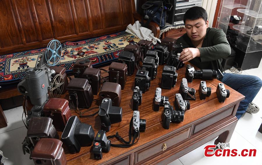 Ma Qianrong shows his collection of old-fashioned cameras in Lanzhou City, Northwest China’s Gansu Province, March 14, 2019. Ma began the collection as a child, and today he has amassed more than 1,200 old-fashioned cameras, including brands from Germany, Japan and the United States, dating back to the beginning of the last century to the 1990s. (Photo: China News Service/Yang Yanmin)