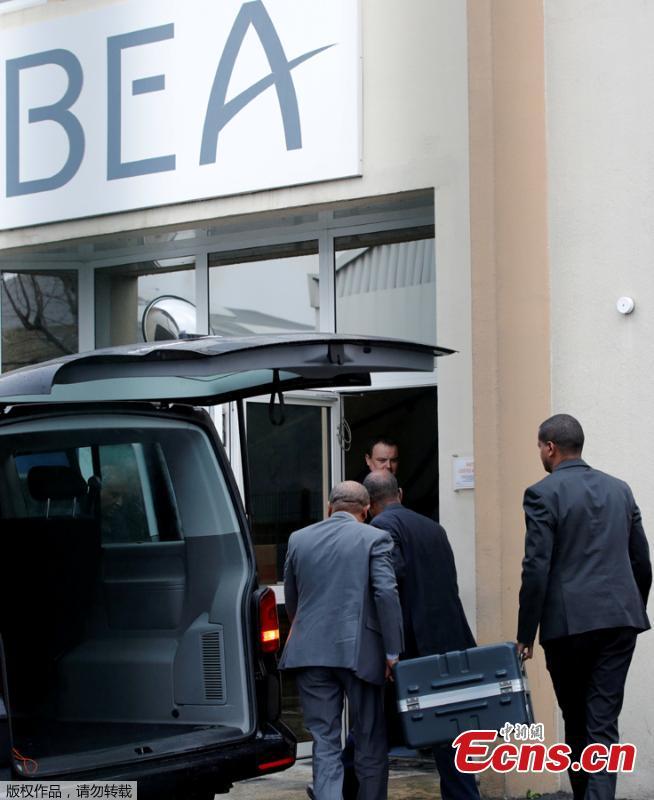 Men unload a case containing the black boxes from the crashed Ethiopian Airlines Boeing 737 MAX 8 outside the headquarters of France\'s BEA air accident investigation agency in Le Bourget, north of Paris, France, March 14, 2019. (Photo/Agencies)