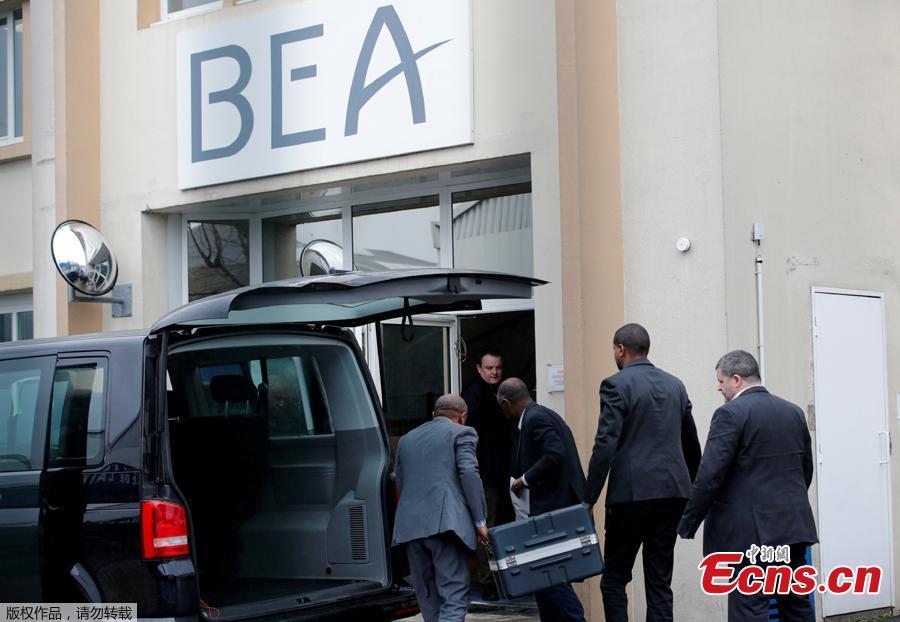 Men unload a case containing the black boxes from the crashed Ethiopian Airlines Boeing 737 MAX 8 outside the headquarters of France\'s BEA air accident investigation agency in Le Bourget, north of Paris, France, March 14, 2019. (Photo/Agencies)