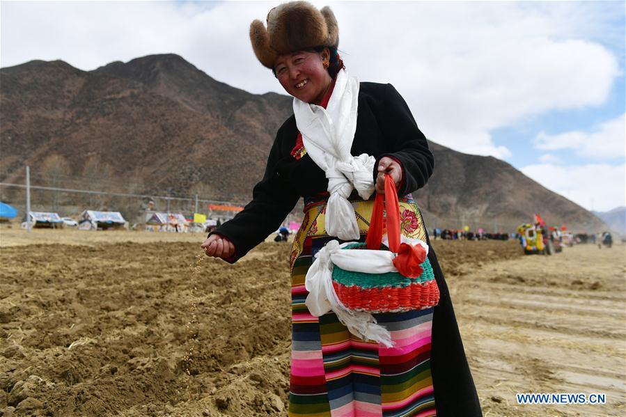 A woman attends a ceremony marking the start of spring plowing in Tanggar Township of Lhasa, southwest China\'s Tibet Autonomous Region, March 16, 2019. (Xinhua/Zhang Rufeng)