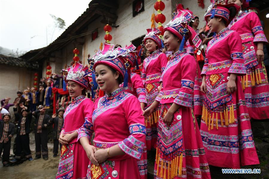 A team escorts the bride to the bridegroom\'s home at a wedding ceremony in Mianhua Village of Siba Township of Luocheng Mulao Autonomous County, south China\'s Guangxi Zhuang Autonomous Region, March 17, 2019. A traditional wedding ceremony of the Mulao ethnic group is held here on Sunday. (Xinhua/Meng Zengshi)