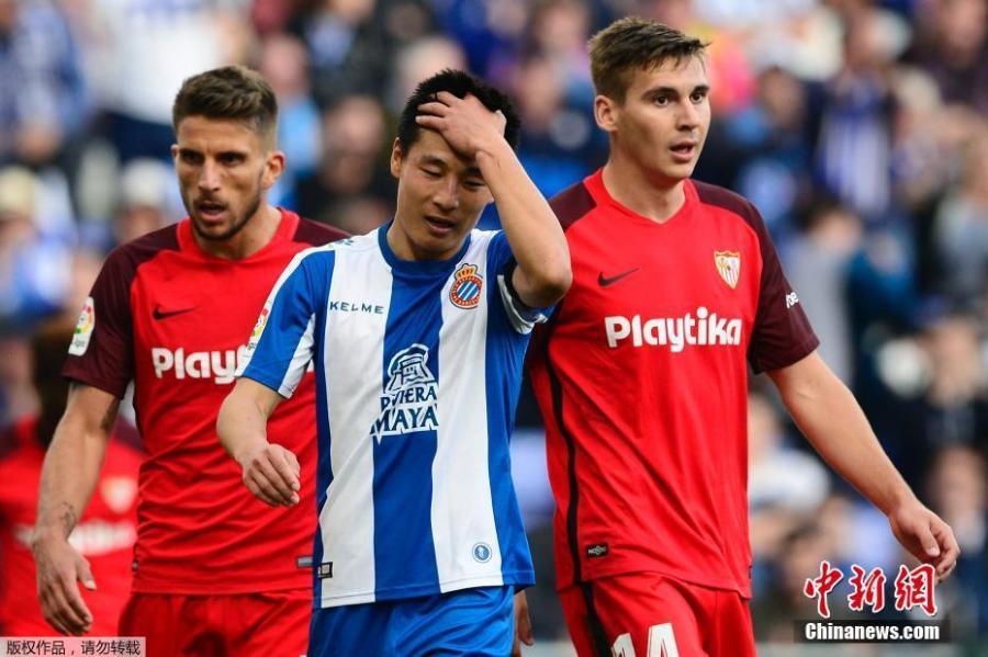 Espanyol forward Wu Lei (C), only the second player from China to appear in the Liga Santander, competes in a match against Sevilla on March 17, 2019. Sevilla beat Espanyol 0-1. (Photo/Agencies)