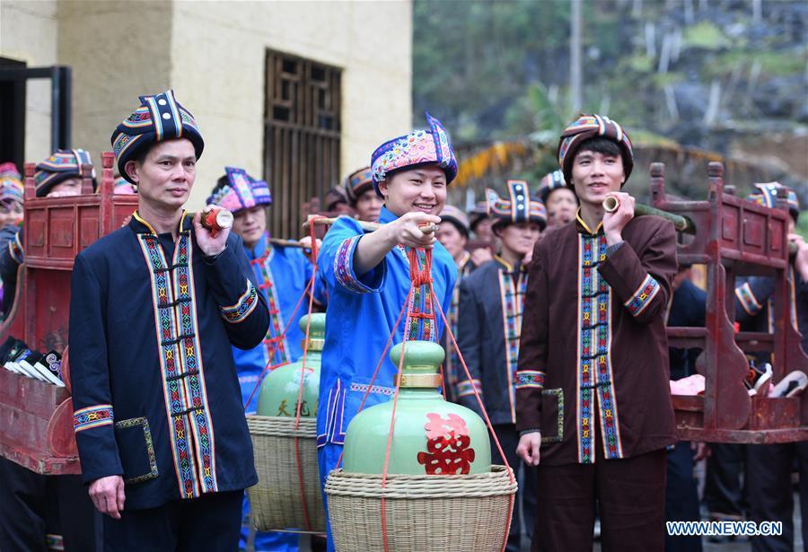 A team send dowries to the bridegroom\'s home at a wedding ceremony in Mianhua Village of Siba Township of Luocheng Mulao Autonomous County, south China\'s Guangxi Zhuang Autonomous Region, March 17, 2019. A traditional wedding ceremony of the Mulao ethnic group is held here on Sunday. (Xinhua/Meng Zengshi)
