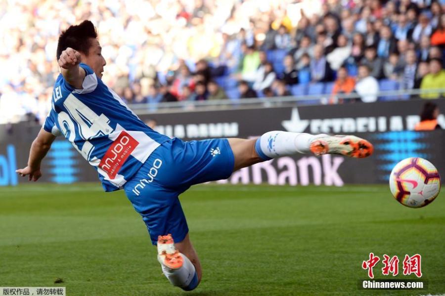 Espanyol forward Wu Lei, only the second player from China to appear in the Liga Santander, competes in a match against Sevilla on March 17, 2019. Sevilla beat Espanyol 0-1.(Photo/Agencies)