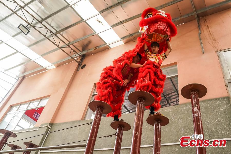 Xuanzhou Lion Dance troupe performers Chen Yihui (R) and Li Minji train in Tengxian County, Wuzhou City, South China\'s Guangxi Zhuang Autonomous Region, March 18, 2019. Tengxian is home to a special folk lion dance. The dance troupe, which formed in 1997, has won many top awards in contests, and its unique stunts that imitate a drunken lion or a lion climbing a cliff, for example, are particularly mind-blowing. (Photo: China News Service/Chen Guanyan)