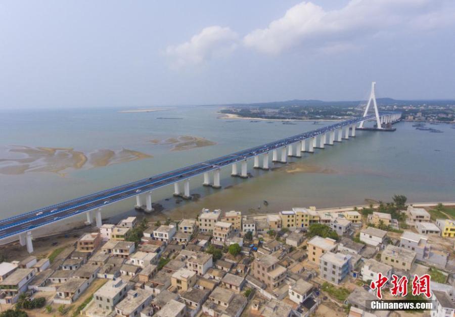 Aerial photo taken on March 18, 2019 shows the Haiwen Bridge, South China\'s Hainan Province. The cross-sea bridge, built over seismic faults, officially started operation on Monday, cutting the trip between Haikou City and Puqian Township of Wenchang City from an hour and a half to about 20 minutes. With a total length of 5.597 km, including about 3.959 km across the sea, the  Haiwen Bridge is the first cross-sea bridge crossing active faults and the most earthquake-resistant bridge in China. (Photo: China News Service/Luo Yunfei)