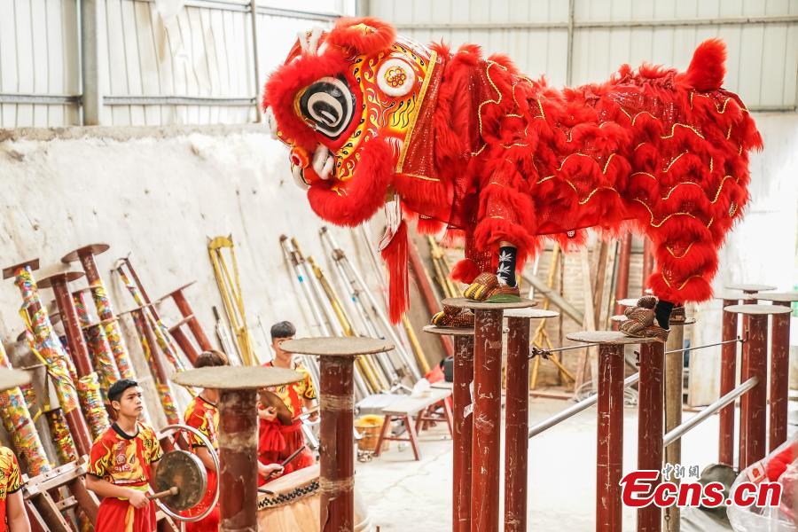 Xuanzhou Lion Dance troupe performers Chen Yihui (R) and Li Minji train in Tengxian County, Wuzhou City, South China\'s Guangxi Zhuang Autonomous Region, March 18, 2019. Tengxian is home to a special folk lion dance. The dance troupe, which formed in 1997, has won many top awards in contests, and its unique stunts that imitate a drunken lion or a lion climbing a cliff, for example, are particularly mind-blowing. (Photo: China News Service/Chen Guanyan)