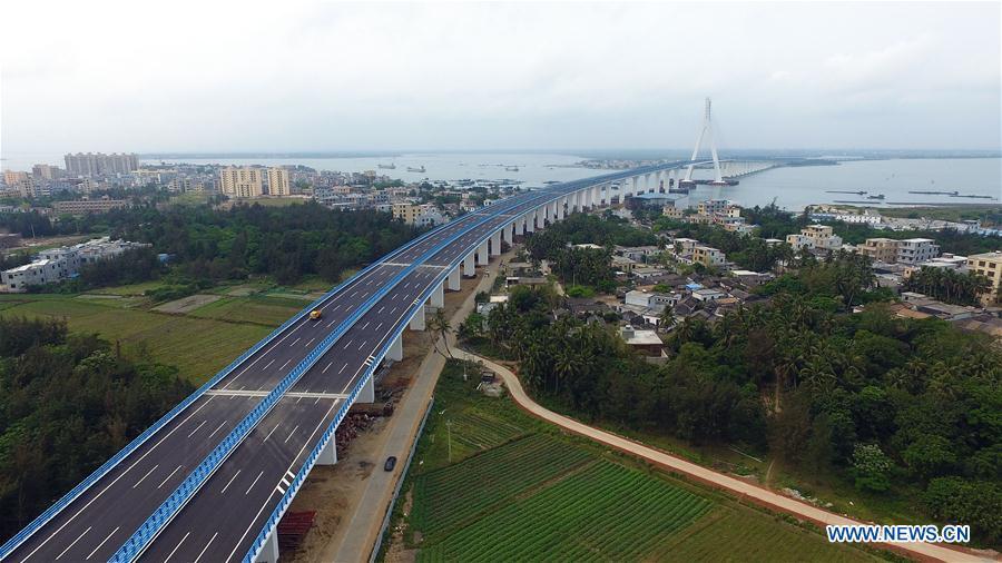 Aerial photo taken on March 18, 2019 shows the Haiwen Bridge, south China\'s Hainan Province. The cross-sea bridge, which was built over seismic faults, officially started operation on Monday. The total length of the bridge is 5.597 km, including about 3.959 km across the sea. The bridge, which links Yanfeng Township of Haikou City and Puqian Township of Wenchang City, cut the trip between the two places from an hour and a half to about 20 minutes. (Xinhua/Guo Cheng)