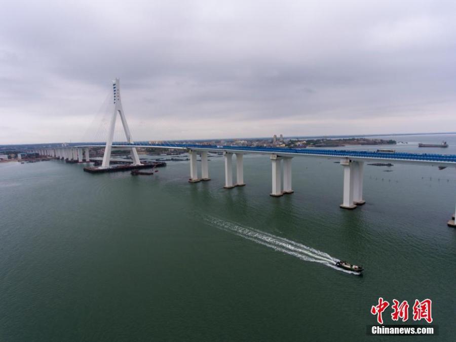 Aerial photo taken on March 18, 2019 shows the Haiwen Bridge, South China\'s Hainan Province. The cross-sea bridge, built over seismic faults, officially started operation on Monday, cutting the trip between Haikou City and Puqian Township of Wenchang City from an hour and a half to about 20 minutes. With a total length of 5.597 km, including about 3.959 km across the sea, the  Haiwen Bridge is the first cross-sea bridge crossing active faults and the most earthquake-resistant bridge in China. (Photo: China News Service/Luo Yunfei)