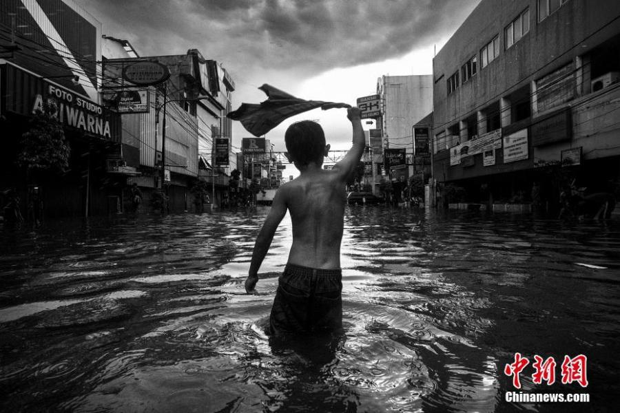 <?php echo strip_tags(addslashes(Photo taken by Fanny Octavianus shows a young boy plays in a street filled with water after heavy rains in Sabang, Central Jakarta. First winner in HIPA's 8th season Hope. (Photo/VCG)

<p>The Hamdan bin Mohammed bin Rashid Al Maktoum International Photography Award (HIPA) held its annual awards ceremony for its eighth season of competition 'Hope', held at Dubai Opera and attended by various dignitaries and members of the photography community. The grand prize was $120,000.)) ?>