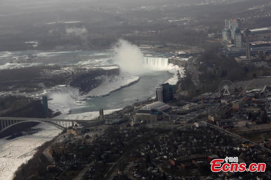 Aerial photo shows water flows around ice and snow on Niagara Falls, March 19, 2019. (Photo: China News Service/Yu Ruidong)