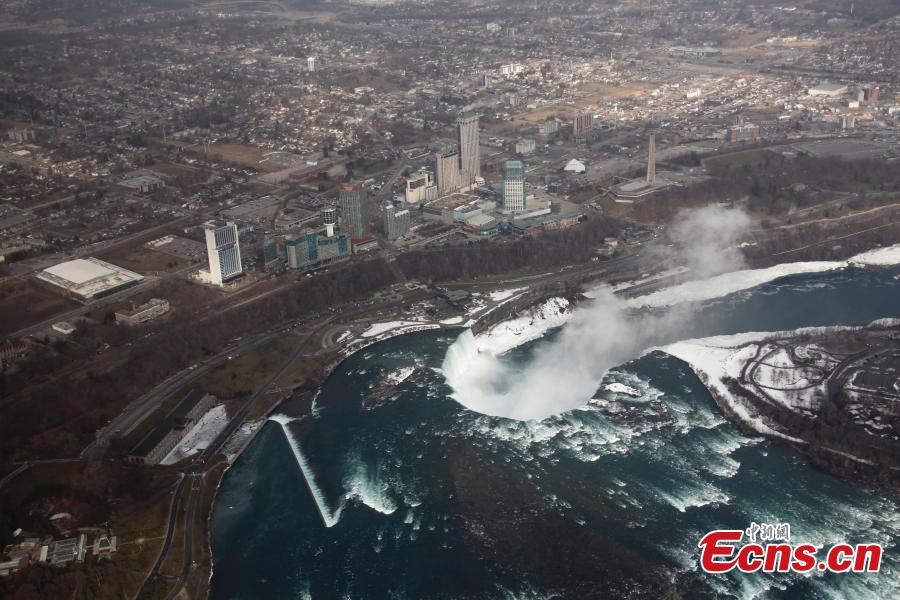 Aerial photo shows water flows around ice and snow on Niagara Falls, March 19, 2019. (Photo: China News Service/Yu Ruidong)