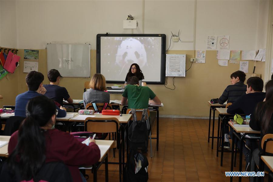 Students of Rome Convitto Nazionale Vittorio Emanuele II, an Italian boarding school, have a geography lesson in Chinese in Rome, Italy, March 18, 2019. Receiving Chinese President Xi Jinping\'s reply to their letter, students at the Italian boarding school were surprised, excited and encouraged. TO GO WITH Feature: Italian students encouraged by Xi\'s letter (Xinhua/Cheng Tingting)