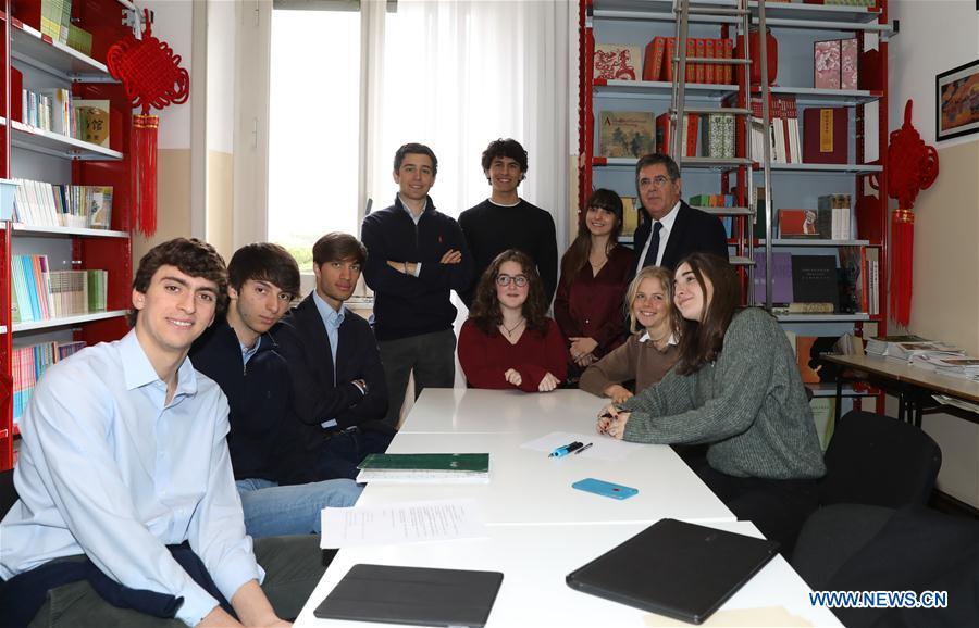 Paolo M. Reale (1st R, back), president of Rome Convitto Nazionale Vittorio Emanuele II, an Italian boarding school, and students who wrote to Chinese President Xi Jinping pose for a photo in Rome, Italy, March 18, 2019. Receiving Chinese President Xi Jinping\'s reply to their letter, students at the Italian boarding school were surprised, excited and encouraged. TO GO WITH Feature: Italian students encouraged by Xi\'s letter (Xinhua/Cheng Tingting)