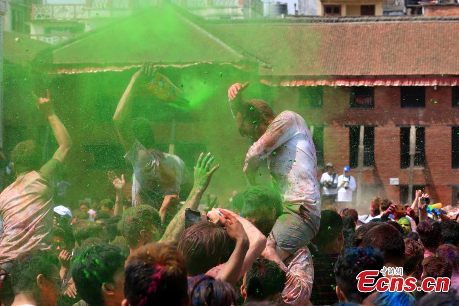 <?php echo strip_tags(addslashes(People celebrate Holi, the Festival of Colours, in Kathmandu, Nepal, March 20, 2019. Revellers, young and old, alike, celebrated the festival by smearing colourful powders and throwing colours and water to each other. (Photo: China News Service/Zhang Chenyi))) ?>