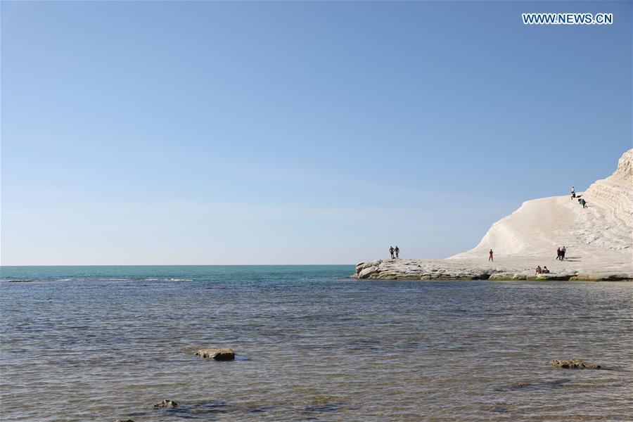 People enjoy their time at the seaside in Sicily, Italy, Nov. 14, 2018. (Xinhua/Cheng Tingting)