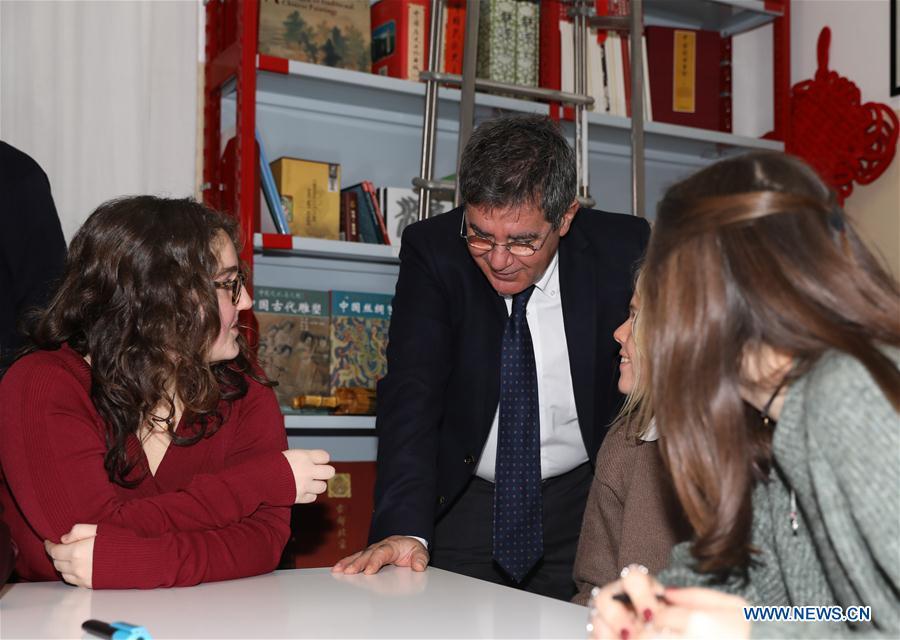 <?php echo strip_tags(addslashes(Paolo M. Reale (C), president of Rome Convitto Nazionale Vittorio Emanuele II, an Italian boarding school, talks to students in Rome, Italy, March 18, 2019. Receiving Chinese President Xi Jinping's reply to their letter, students at the Italian boarding school were surprised, excited and encouraged. TO GO WITH Feature: Italian students encouraged by Xi's letter (Xinhua/Cheng Tingting))) ?>