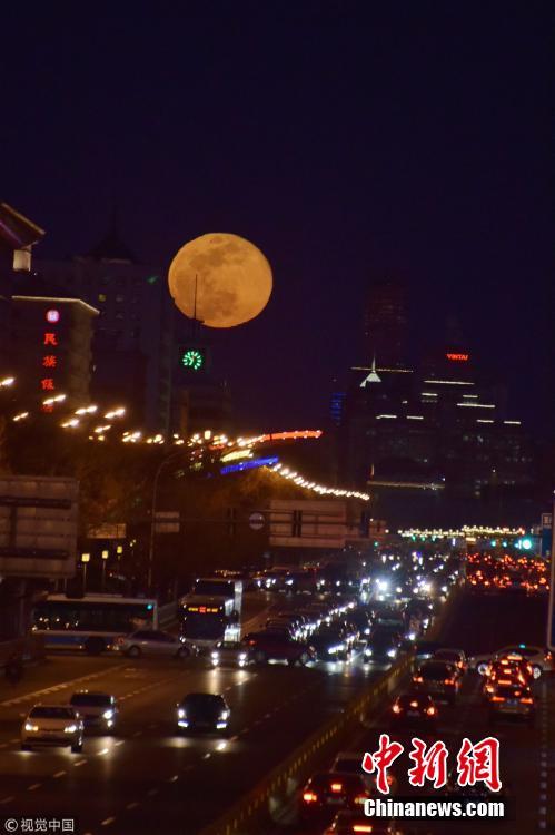 <?php echo strip_tags(addslashes(A super snow moon rises over Chang'an Avenue, a major thoroughfare in Beijing, March 21, 2019. Sky-watchers received a treat as the final supermoon of 2019 arrived on Thursday, also the Spring Equinox, which signals the equal length of day and night time. A supermoon occurs when a full moon's orbit is closest to the Earth.  (Photo/VCG))) ?>