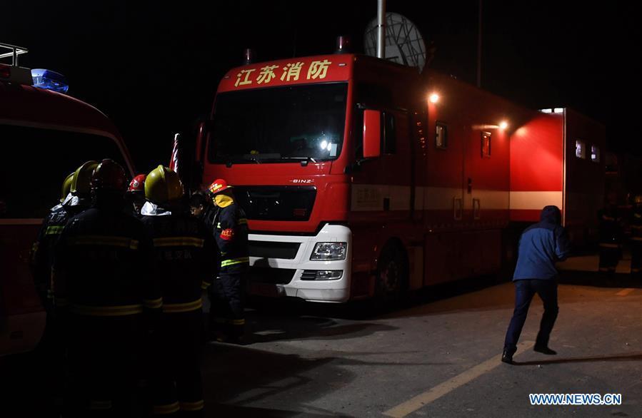 Rescue team members work at the blast site in an industrial park in the city of Yancheng, east China\'s Jiangsu Province, March 21, 2019. Six people are dead and 30 others seriously injured after an explosion ripped through an industrial park in the city of Yancheng, eastern China\'s Jiangsu Province Thursday afternoon, local authorities said. Thirty-one people have been rescued as of 5 p.m., the Ministry of Emergency Management said. (Xinhua/Ji Chunpeng)